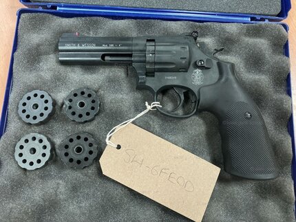 Preloved Umarex Smith & Wesson Mod 586 4in .177 Co2 Pellet Revolver with 5 Magazines and Hardcase - Used